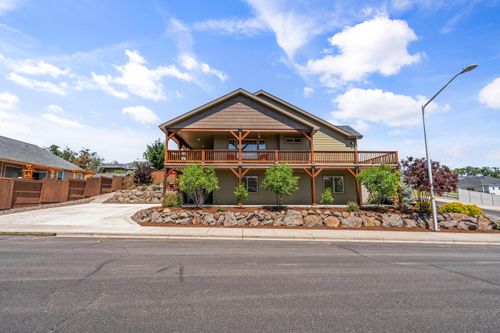 22 Terra Linda Ct, Eagle Point, OR, 97524-8635 | Card Image