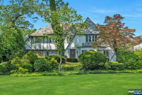 350 Highland Ave, Ridgewood, NJ, 07450-4006 | Card Image