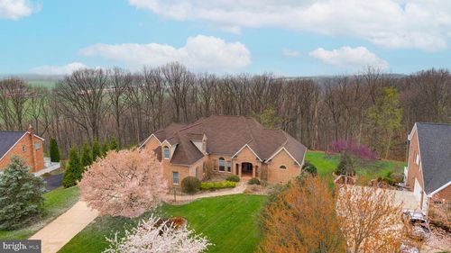 2368 Castlegreen Dr, GREENCASTLE, PA, 17225-9252 | Card Image