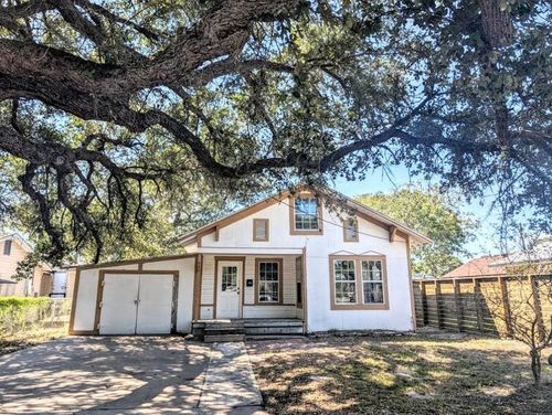 909 N Live Oak St, Rockport, TX, 78382-2930 | Card Image