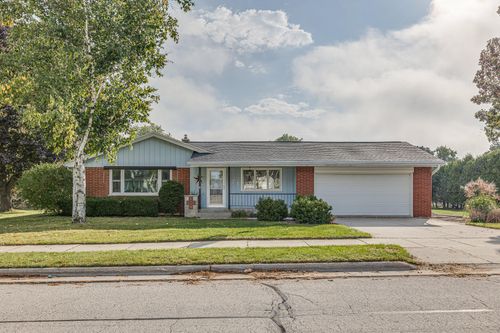 121 S Lincoln Dr, Howards Grove, WI, 53083-1238 | Card Image