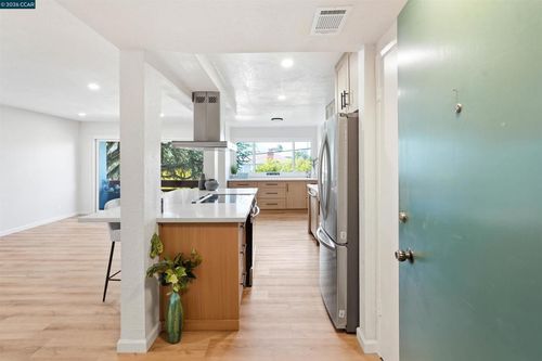 203-710 E 22nd, Oakland, CA, 94606 | Card Image