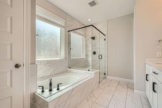 Primary Bathroom | Image 13