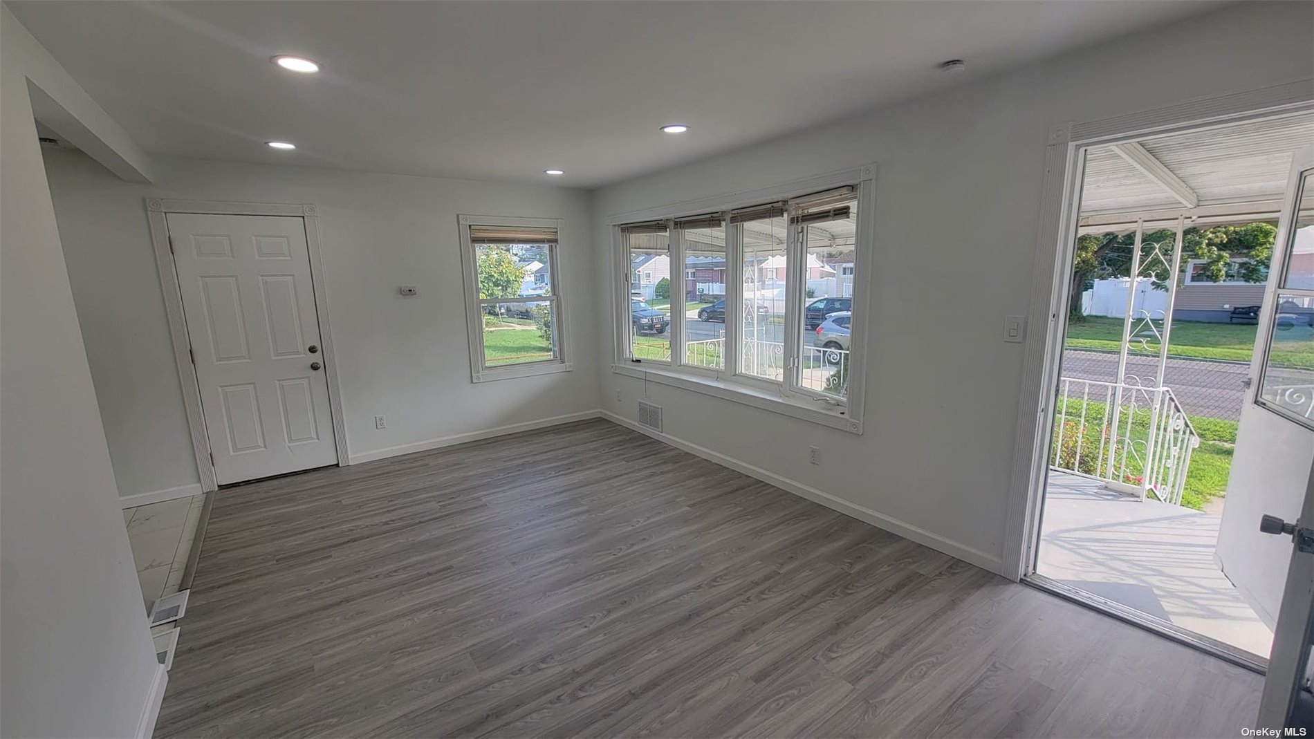 Penndale Dr, Amityville, NY 11701