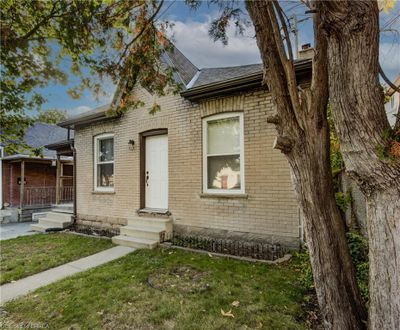 18 Bond St, House other with 2 bedrooms, 1 bathrooms and 4 parking in Brantford ON | Image 3