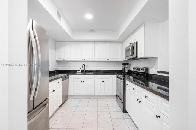 APT-202 - 8900 Collins Ave, Condo with 3 bedrooms, 2 bathrooms and null parking in Surfside FL | Image 4