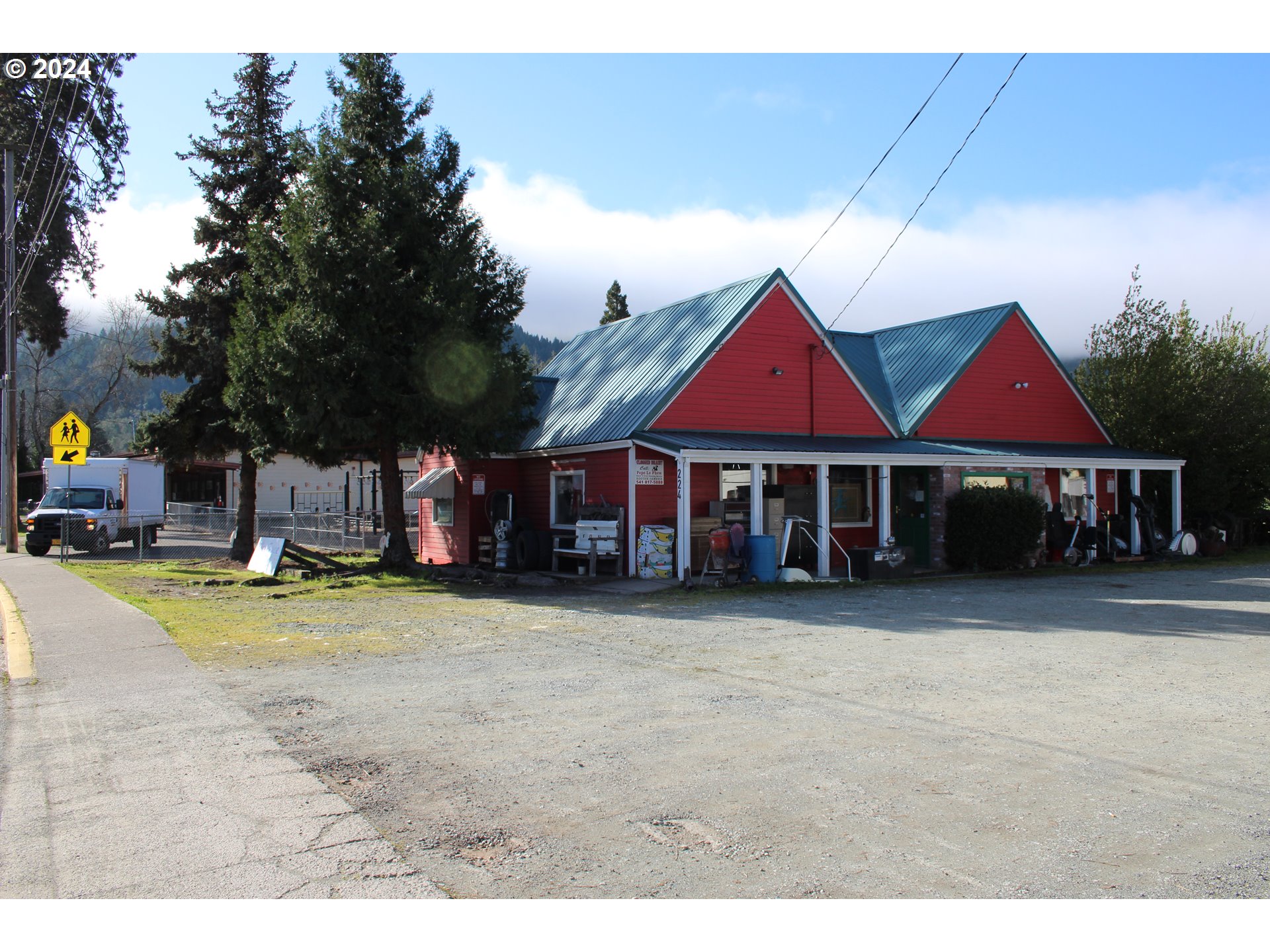 224 N Main St, Canyonville, OR 97417