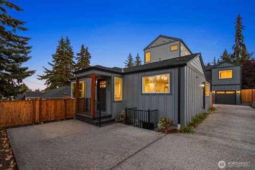 813 Ne 125th St, Seattle, WA, 98125-3922 | Card Image