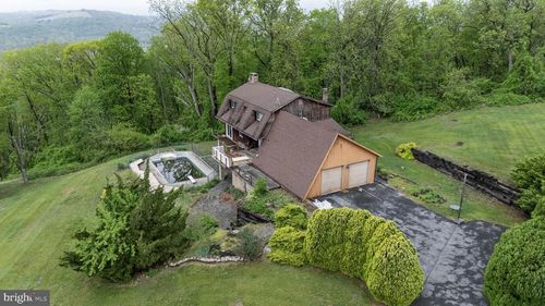 4664 Steven Ln, Walnutport, PA, 18088-9618 | Card Image