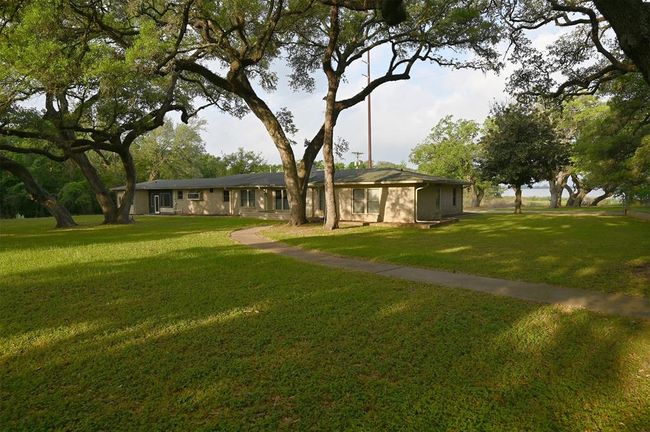 1013 Quail Ln, House other with 3 bedrooms, 2 bathrooms and 3 parking in Eagle Lake TX | Image 6
