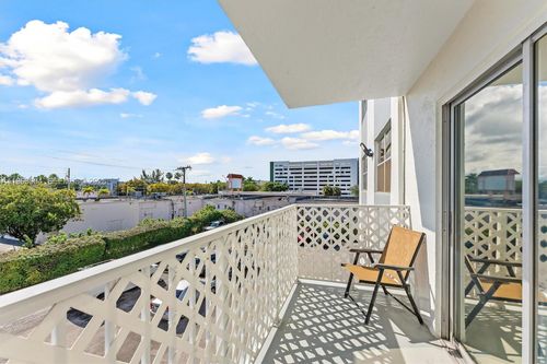 302-16465 Ne 22nd Ave, North Miami Beach, FL, 33160-3779 | Card Image