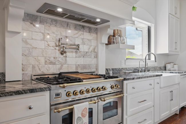 Chef's dream gas range with double ovens | Image 16