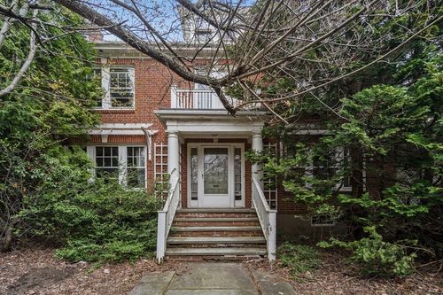 10 Stoneleigh Cir, Watertown, MA, 02472-1330 | Card Image