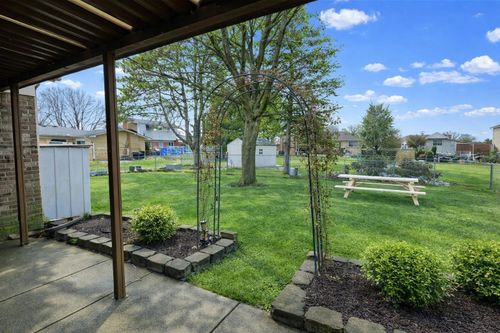 39327 Timberlane Dr, Sterling Heights, MI, 48310-2460 | Card Image