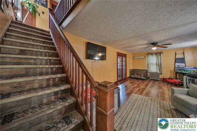 Family room, stairs | Image 16