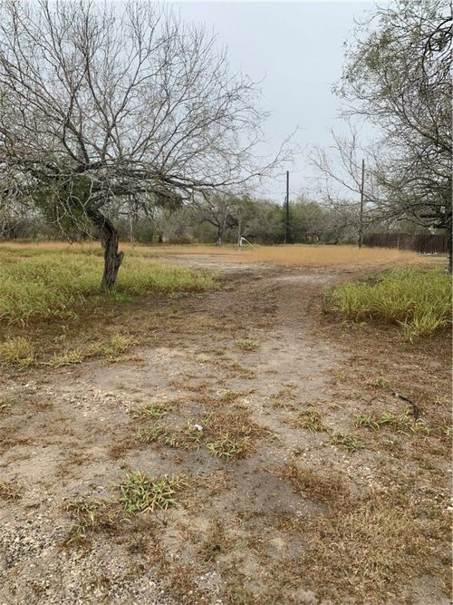 1049 Evergreen St, Mathis, TX, 78368-1613 | Card Image