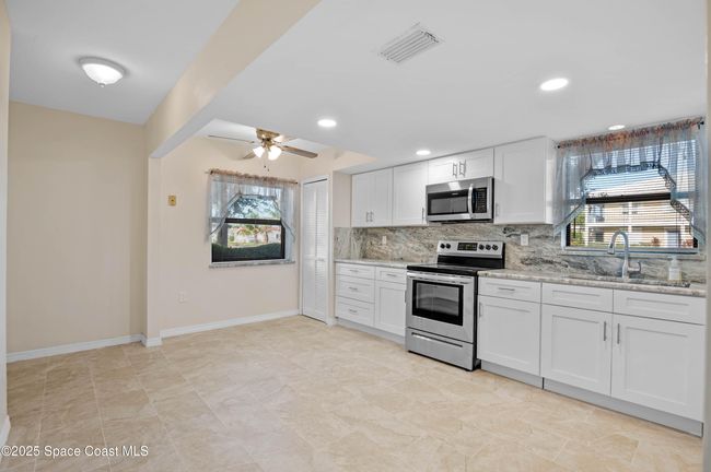 Kitchen and breakfast nook | Image 11