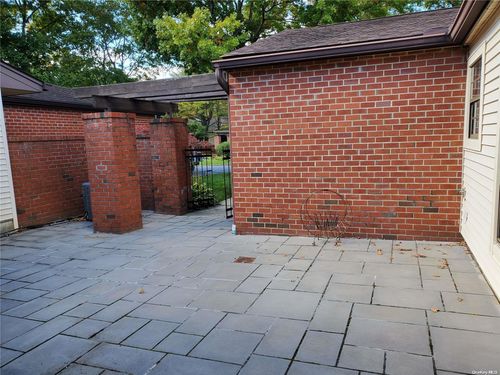 218 Gosling Hill Dr, Manhasset, NY, 11030-4015 | Card Image