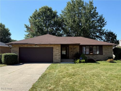 7446 Pinewood Dr, Middleburg Heights, OH, 44130-5553 | Card Image