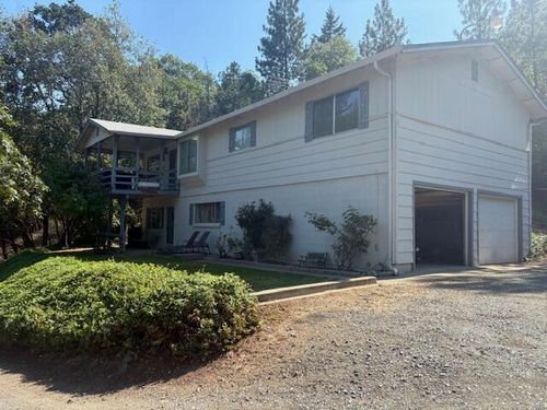 4057 Cloverlawn Dr, Grants Pass, OR, 97527-8995 | Card Image