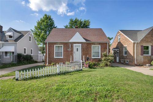 3320 Parklane Dr, Parma, OH, 44134-3428 | Card Image