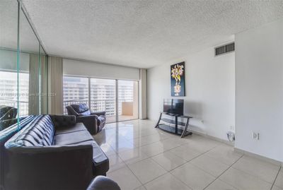 20B - 1980 S Ocean Dr, Condo with 1 bedrooms, 1 bathrooms and null parking in Hallandale Beach FL | Image 3