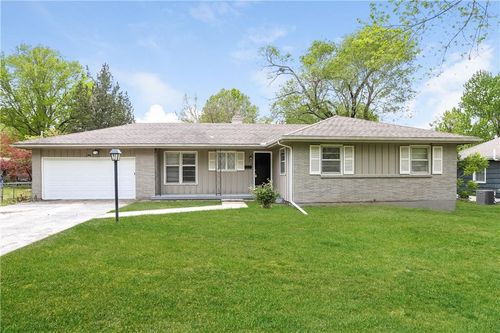8118 Willow Way, Raytown, MO, 64138-2200 | Card Image
