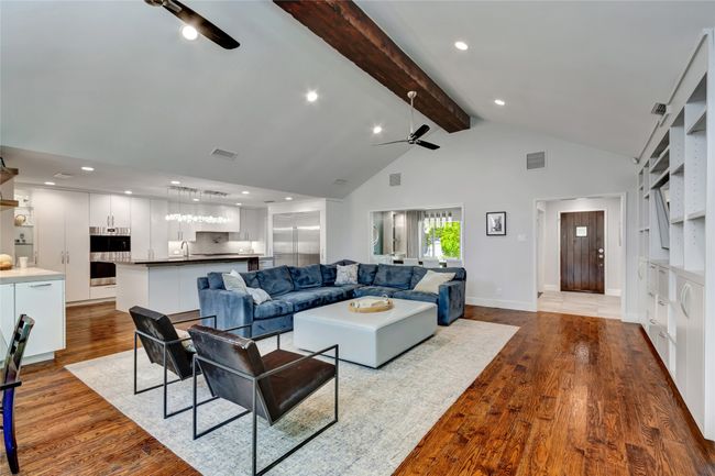 Cathedral ceilings, open concept, light and bright | Image 10