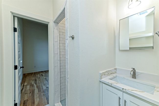 Jack & Jill Bathroom between front bedrooms. | Image 23