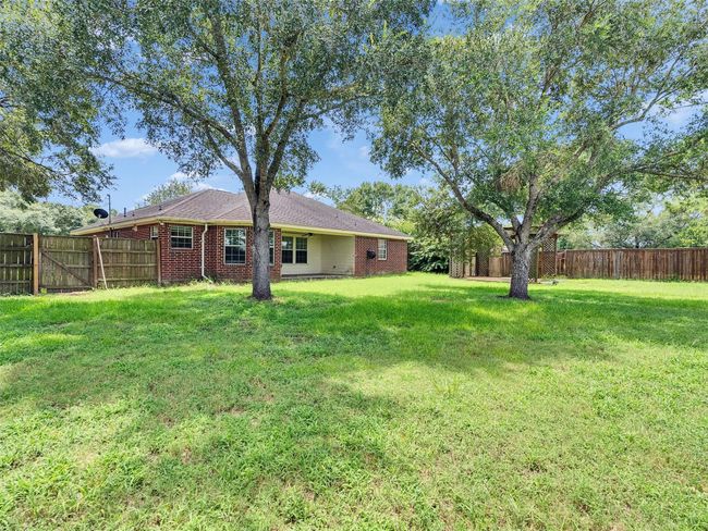 Large back yard. | Image 26