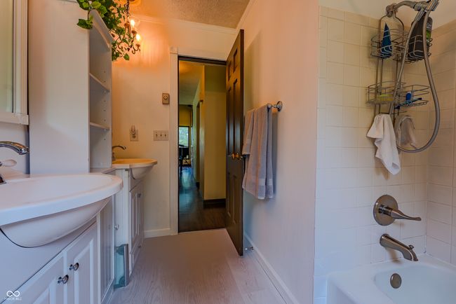 Bathroom Main Floor | Image 14