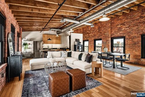 61 New Jersey Railroad Ave, Newark, NJ, 07105-8400 | Card Image