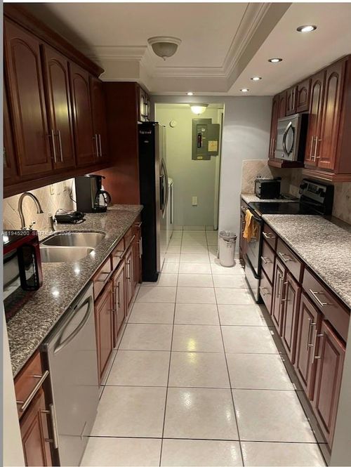 8408-8408 Nw 8th St, Miami, FL, 33126-3707 | Card Image