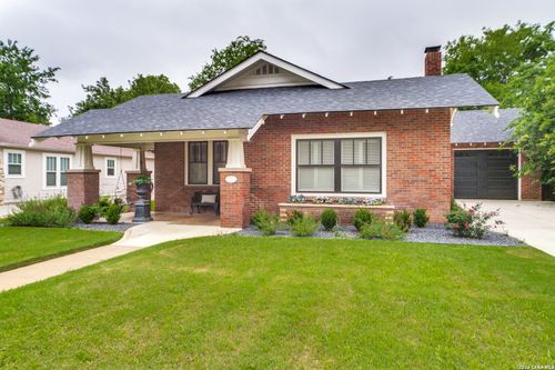 119 E Evergreen St, Boerne, TX, 78006-2603 | Card Image