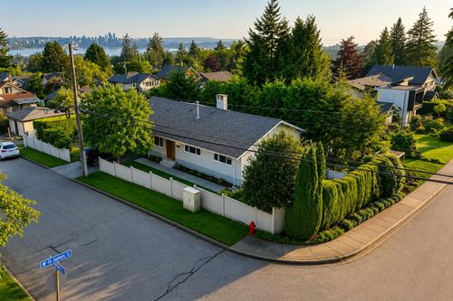 3277 Chesterfield Ave, North Vancouver, BC, V7N3M8 | Card Image