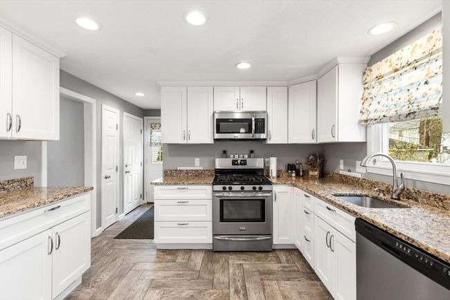 15 Gilbert St, House other with 3 bedrooms, 3 bathrooms and 3 parking in Waltham MA | Image 7