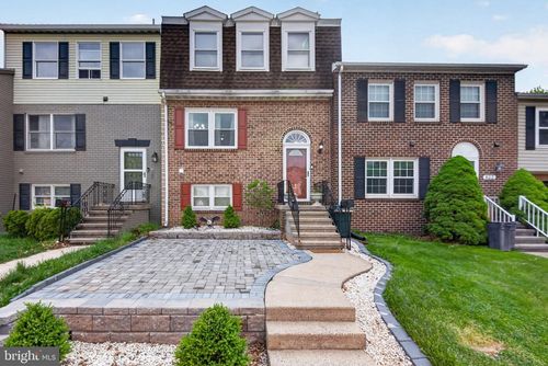 824 Woodlawn Dr, Chambersburg, PA, 17201-4818 | Card Image