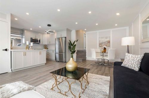 139 Maurice Crt, Newmarket, ON, L3Y2W1 | Card Image