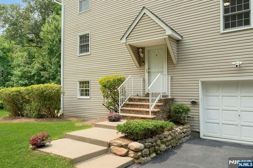 9 Brookstone Cir, Morris Plains, NJ, 07950-2766 | Card Image