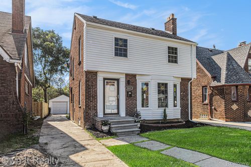 8265 Kentucky St, Detroit, MI, 48204-3105 | Card Image