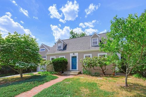11 Hatfield Rd, Newton, MA, 02465-1212 | Card Image