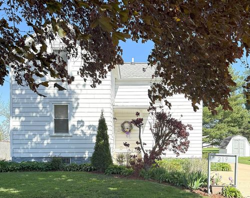 219 N Sycamore St, FRANKLIN GROVE, IL, 61031-7704 | Card Image