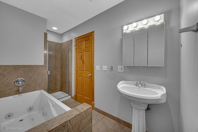 APT-2 - 4829 S Prairie Ave, Condo with 3 bedrooms, 2 bathrooms and 1 parking in CHICAGO IL | Image 17