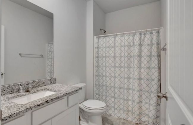 Full bathroom in hallway between front 2 bedrooms | Image 6