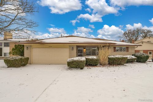 640 Cumberland St, Mount Clemens, MI, 48043-2925 | Card Image