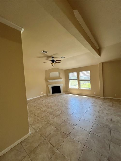 129 Holmstrom St, Hutto, TX, 78634-5286 | Card Image