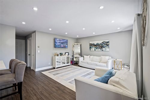 4b-24 Richmond Boulevard, Islip, NY, 11779 | Card Image