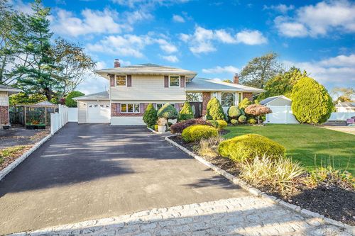 9 Dean Ct, Commack, NY, 11725-2001 | Card Image