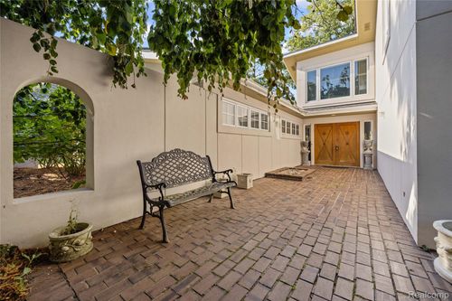 2372 Pine Lake Rd, West Bloomfield, MI, 48324-1931 | Card Image