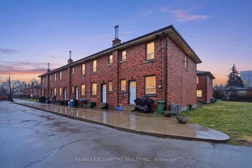 424 E 42nd St, Hamilton, ON, L8T3A9 | Card Image